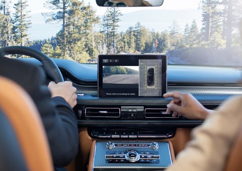 The available 360-Degree Camera shows a bird's-eye view of a Lincoln Aviator® SUV | Krenzen Lincoln in Duluth MN