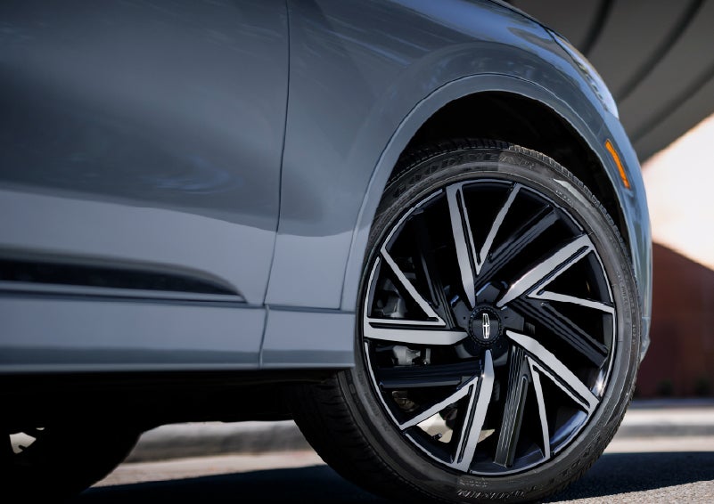 The wheel of the 2027 Lincoln Aviator® Black Label™ SUV is shown slightly angled out. | Krenzen Lincoln in Duluth MN